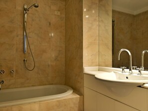 Apartment, 1 Schlafzimmer, Nichtraucher | Badezimmer | Duschwanne, Komfortbadewanne, Regendusche, kostenlose Toilettenartikel