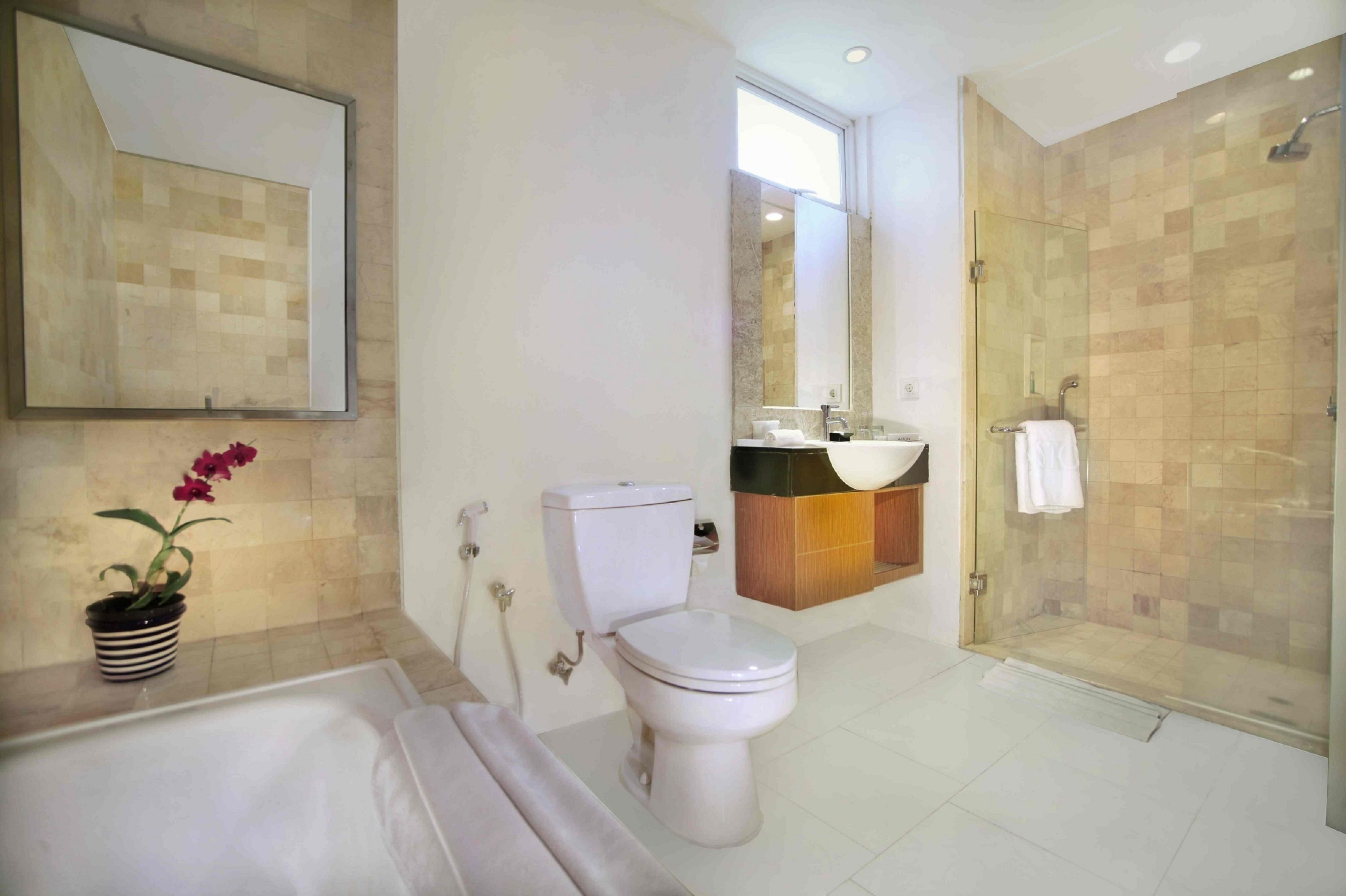 Ein modernes Badezimmer mit Badewanne, Toilette und einer Duschkabine.