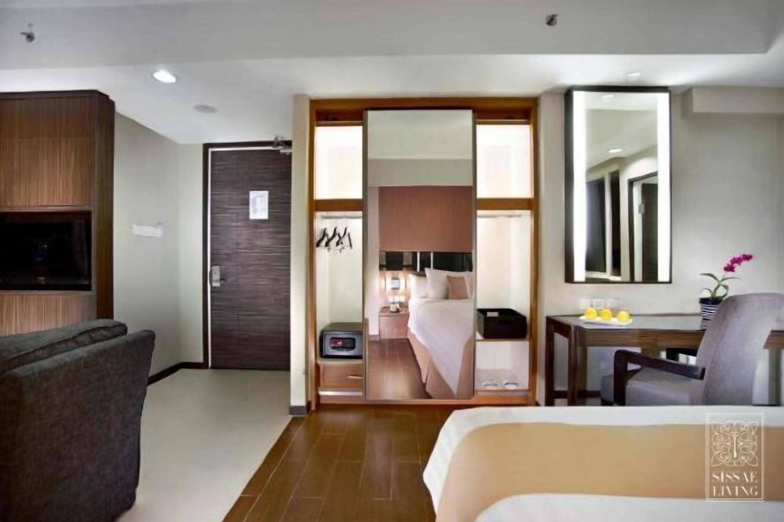 Desk, soundproofing, free WiFi