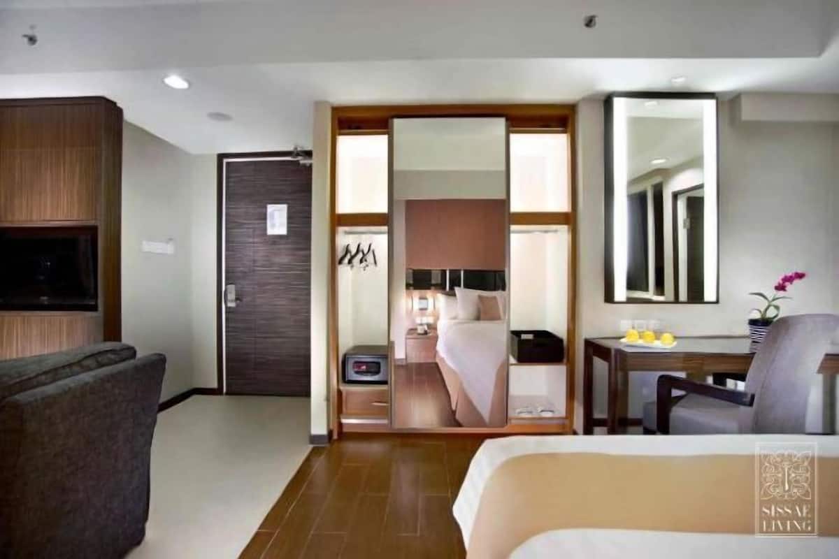 Desk, soundproofing, free WiFi