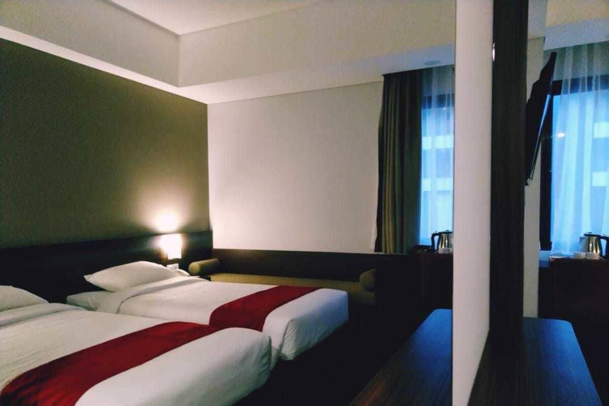 Deluxe Room | Desk, bed sheets