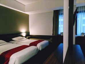 Deluxe Room | Desk, bed sheets - At HOM Premiere Timoho (Yogyakarta)