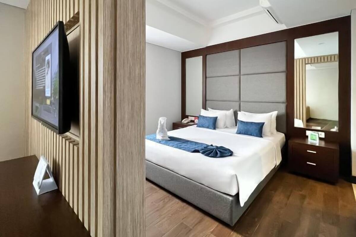 Desk, bed sheets