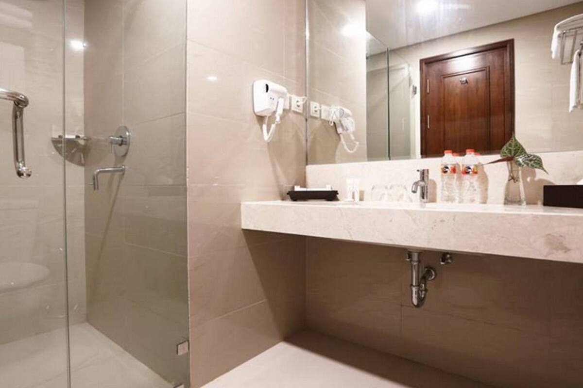 Shower, free toiletries
