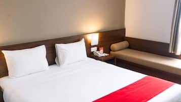 Habitación Deluxe | Escritorio y ropa de cama