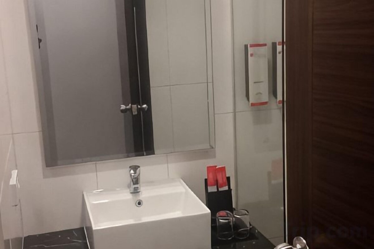 Bathroom | Shower, free toiletries