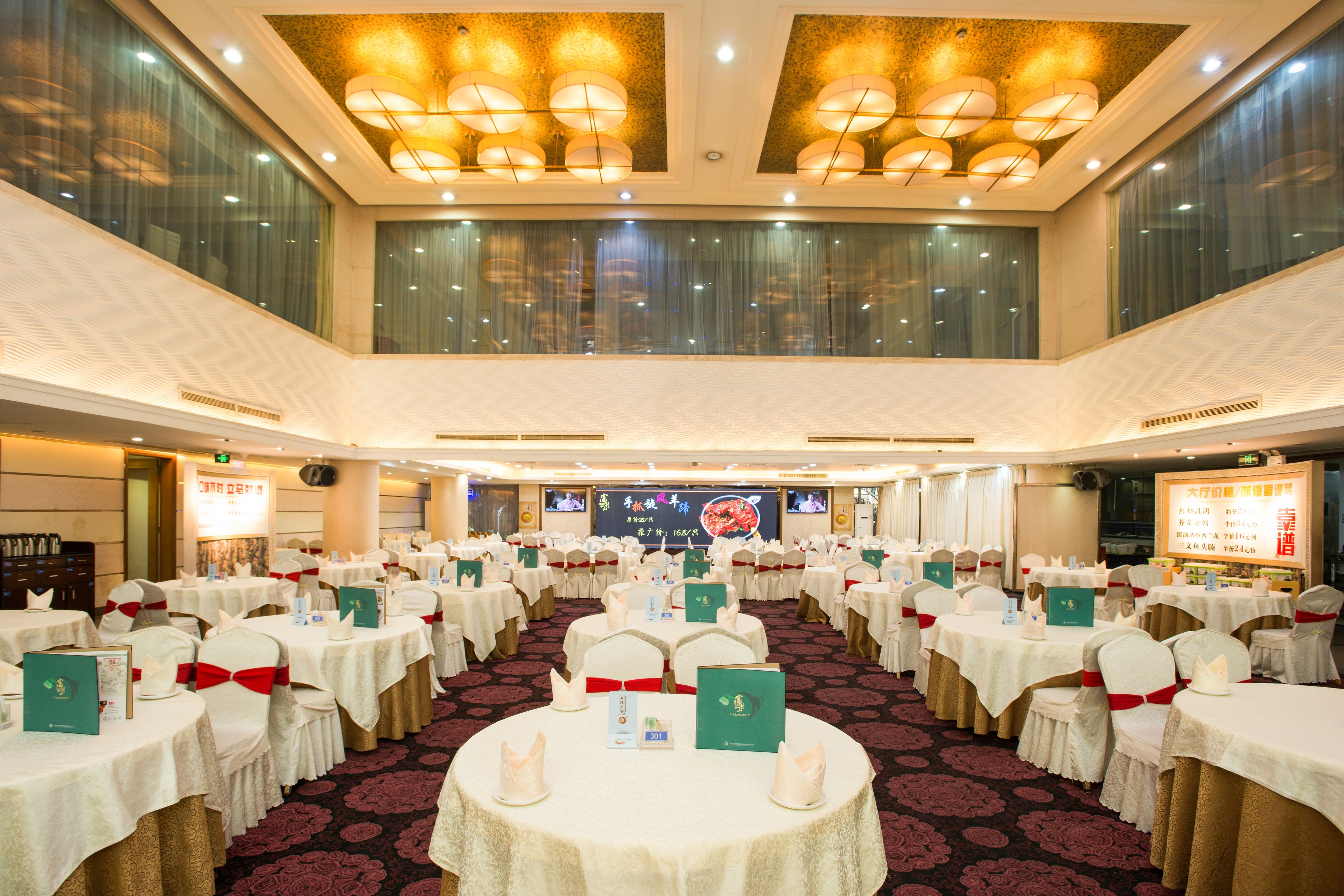 3 restaurants, breakfast served