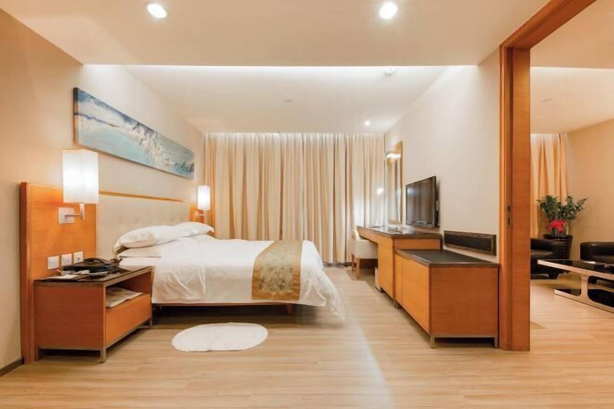 Minibar, Zimmersafe, Schreibtisch, Verdunkelungsvorhänge