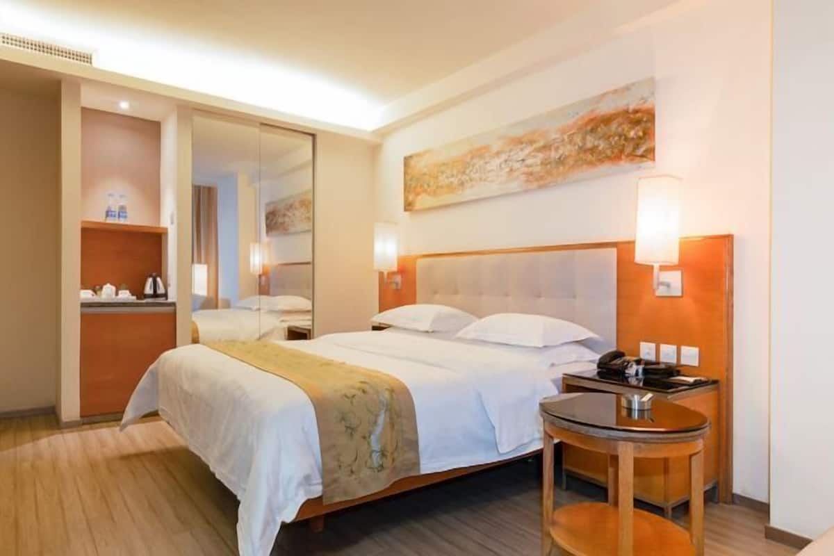 Minibar, coffres-forts dans les chambres, bureau, rideaux occultants