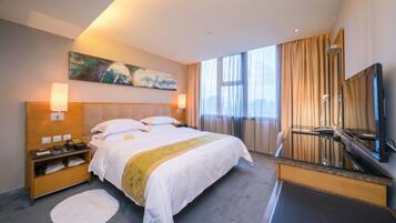 Minibar, caja de seguridad en la habitación y escritorio