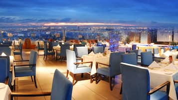 3 restaurantes, se sirve desayuno