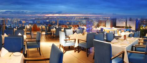 3 restaurants, breakfast served