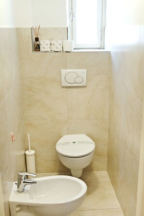 Klassiek appartement, 1 slaapkamer, niet-roken | Badkamer | Een douche, een regendouche, een haardroger, een bidet