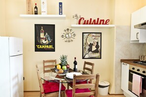 Apartamento clássico, 1 quarto, para não fumantes | Cozinha privada | Geladeira grande, fogão, cooktop, máquina de café expresso