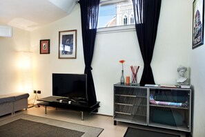 Classic Apartment, 1 Bedroom, Non Smoking | Living area - ROMA 6 - KEYS OF ITALY - Duomo view (Florence)