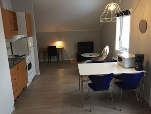 Studio, 2 Einzelbetten | Verdunkelungsvorhänge, kostenloses WLAN, Bettwäsche