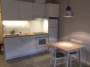 Studio, 2 Single Beds | Private kitchenette | Fridge, microwave, stovetop, coffee/tea maker - Vallabiten Apartments via Hotel Esplanad (Växjö)