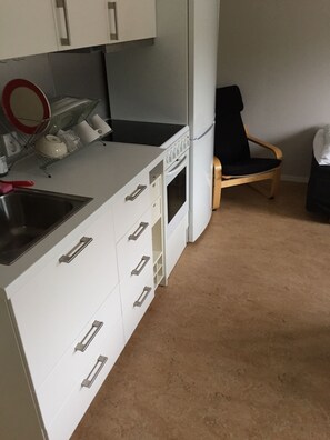 Studio, 1 Einzelbett | Eigene Kochnische | Kühlschrank, Mikrowelle, Herdplatte, Wasserkocher mit Kaffee-/Teezubehör