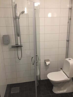 Studio, 2 Single Beds | Bathroom | Shower, free toiletries, towels - Vallabiten Apartments via Hotel Esplanad (Växjö)