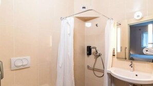 Ein modernes Badezimmer mit Dusche, Waschbecken und Toilette.