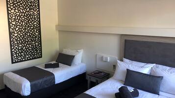 1 kamar tidur dan didekorasi berbeda-beda