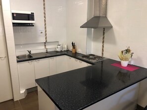 Fridge, microwave, coffee/tea maker, electric kettle - The Stuart Hotel-Motel (Katherine)