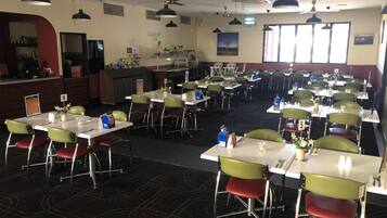 Serveert ontbijt, lunch en brunch