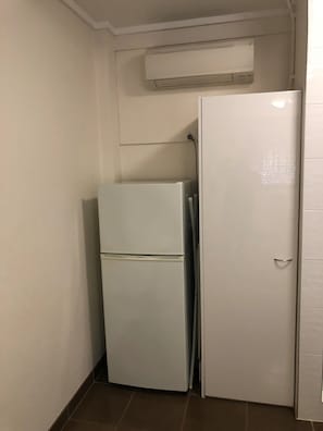 Kühlschrank, Mikrowelle, Wasserkocher mit Kaffee-/Teezubehör