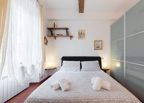 Apartment, 1 Bedroom, Non Smoking | 1 bedroom, individually decorated, individually furnished, desk - SENESE 25B - KEYS OF ITALY (Florence)