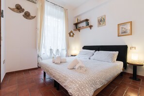 Apartment, 1 Bedroom, Non Smoking | 1 bedroom, individually decorated, individually furnished, desk - SENESE 25B - KEYS OF ITALY (Florence)