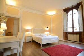 Apartment, 2 Bedrooms, Non Smoking | 2 bedrooms, individually decorated, individually furnished, desk - Speziali 1-deluxe Apartment in Repubblica's Square (Florence)