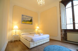 Apartment, 2 Bedrooms, Non Smoking | 2 bedrooms, individually decorated, individually furnished, desk - Speziali 1-deluxe Apartment in Repubblica's Square (Florence)