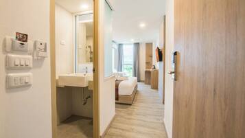 Deluxe Premier Room | Baño | Regadera, toallas, jabón, shampoo