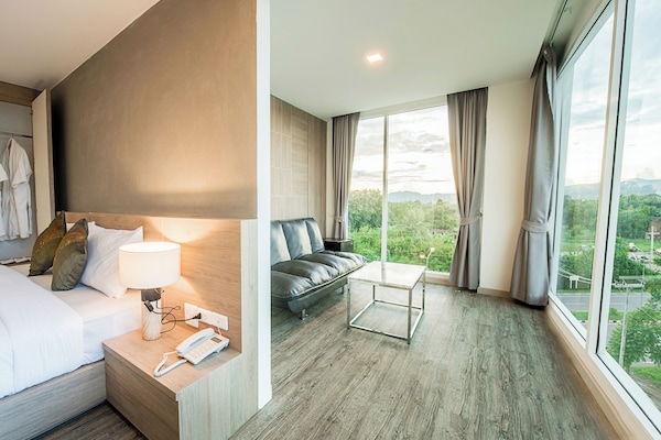 Junior Suite Room | Desk, blackout drapes, free WiFi, bed sheets
