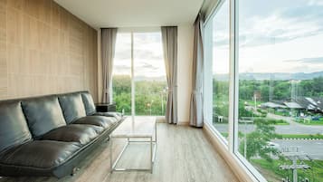 Junior Suite Room | Living area | 32-inch LCD TV with cable channels