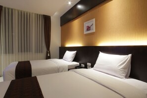 Minibar, in-room safe, desk, free WiFi - Ardan Hotel (Bandung)