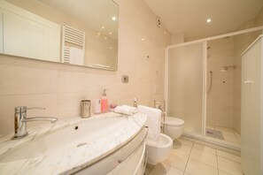 Apartment, 1 Schlafzimmer, Nichtraucher | Badezimmer | Dusche, Regendusche, Bidet, Handtücher