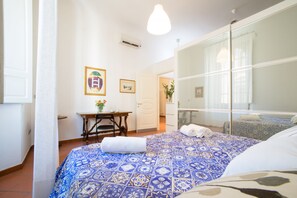 Apartment, 1 Bedroom, Non Smoking | 1 bedroom, individually decorated, individually furnished, desk - Speziali 1 B - Keys of Italy (Florence)