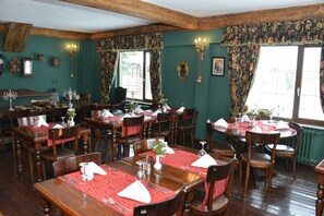 Breakfast, lunch and dinner served