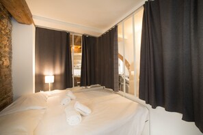 2 عدّة غرف نوم وبديكورات فريدة لكل غرفة وطراز فريد لكل وحدة ومكتب