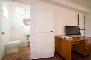 Apartment, 2 Bedrooms, Non Smoking | Bathroom