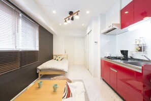 Apartment Room 402 | Desk, free WiFi - JESUS SQUARE Nippombashi (Osaka)