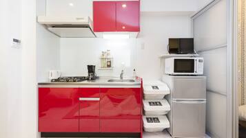 Apartment Room 402 | Private kitchenette | Fridge, microwave, stovetop, cookware/dishes/utensils