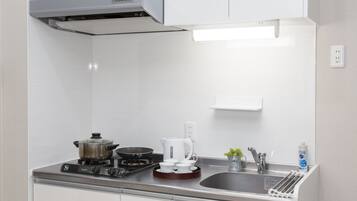 Apartment Room 402 | Private kitchenette | Fridge, microwave, stovetop, cookware/dishes/utensils