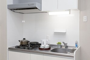 Apartment Room 402 | Private kitchenette | Fridge, microwave, stovetop, cookware/dishes/utensils - JESUS SQUARE Nippombashi (Osaka)