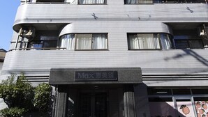 Un edificio de varios pisos con un letrero que dice "Mac".