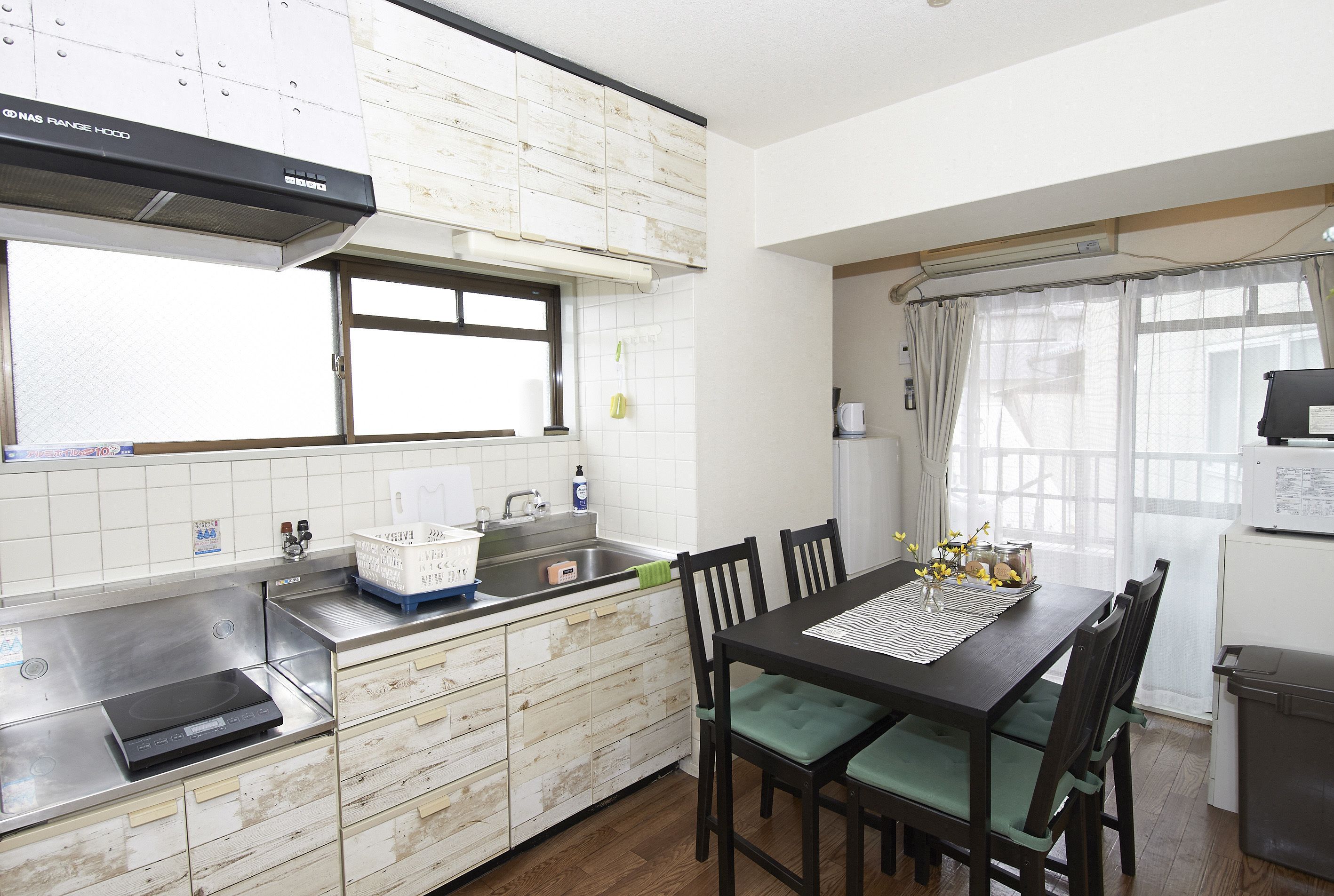 公寓 (Apartment Room 202) | 私人简易厨房 | 冰箱、微波炉、炉灶、电热水壶