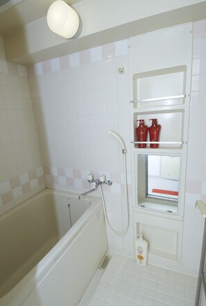 Lägenhet (Apartment Room 701) | Badrum | Badkar och dusch, djupt badkar, gratis toalettartiklar och hårtork