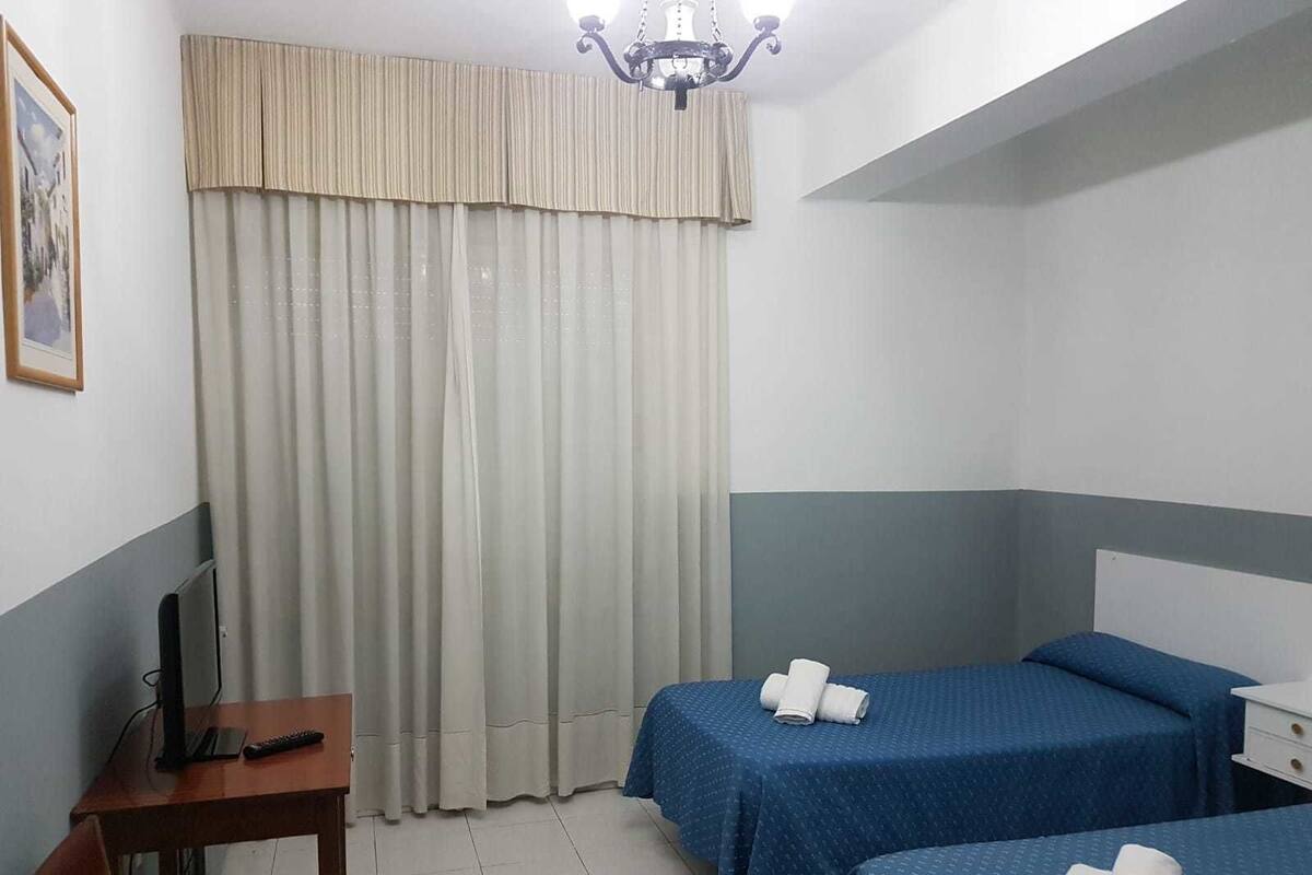 Habitación con 2 camas individuales | Wifi gratis y ropa de cama