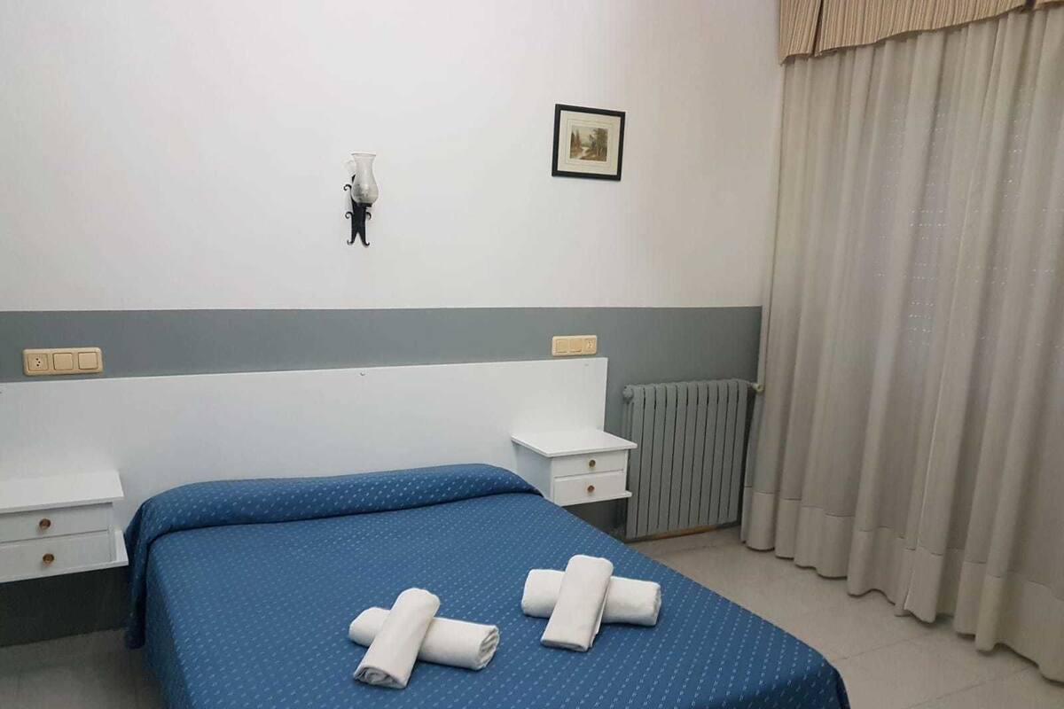 Habitación doble, 1 cama Queen size | Wifi gratis y ropa de cama